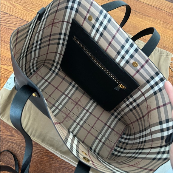 New Burberry Haymarket check black Leather tote bag - Picture 6 of 11